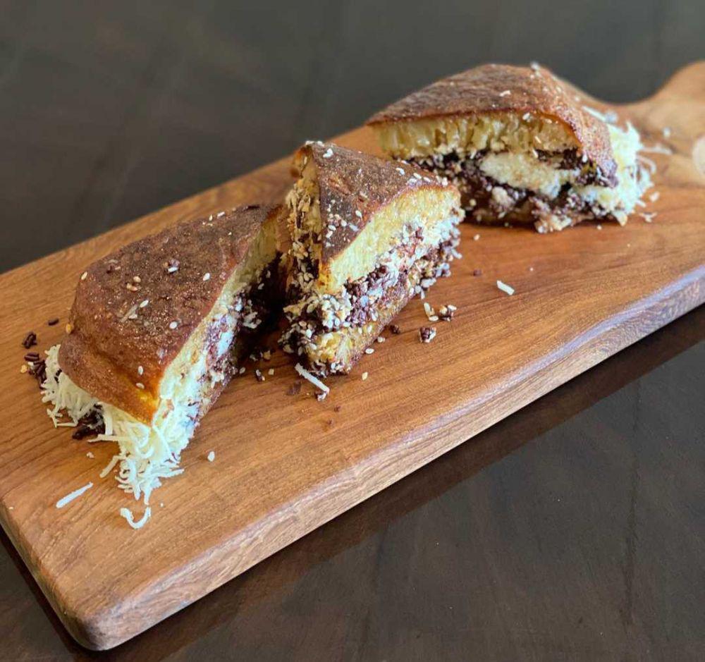 Resep Martabak Manis ala Devina Hermawan, Empuk dan Bersarang