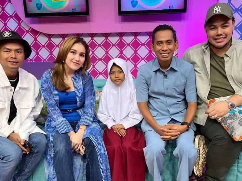 Viral karena Mengajar Murid di Kelas, 10 Foto Pak Ribut Bareng Artis