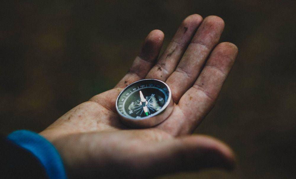 ilustrasi kompas berbentuk kancing (pexels.com/pixabay)