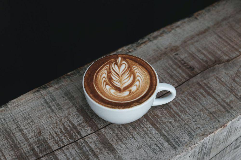 ilustrasi kopi susu kayu manis (unsplash.com/Lex Sirikiat)