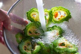 ilustrasi cuci bersih pare (thecolorsofindiancooking.com)