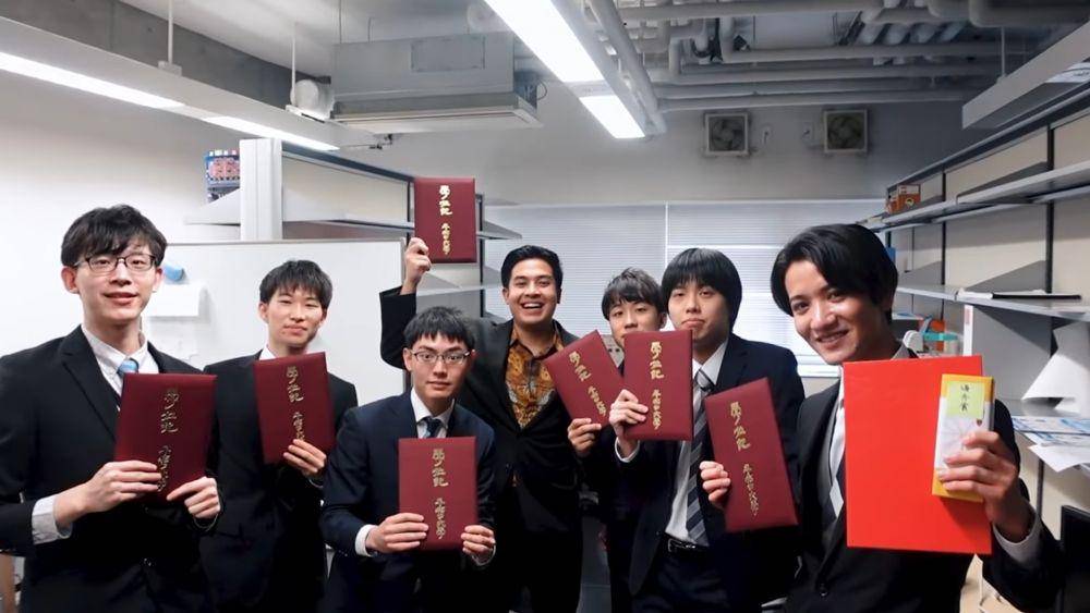 Momen kelulusan Jerome Polin dari Waseda University. (dok.youtube.com/NihonggoMantappu)