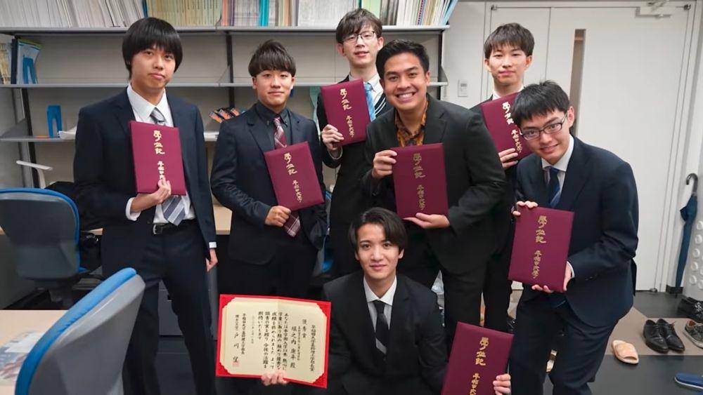Momen kelulusan Jerome Polin dari Waseda University. (dok.youtube.com/NihonggoMantappu)