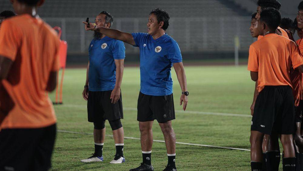 Pelatih kepala Timnas Indonesia U-16 Bima Sakti saat memimpin sesi latihan di Stadion Madya GBK Jakarta, Jumat 15 April 2022. (Dok. PSSI.org)