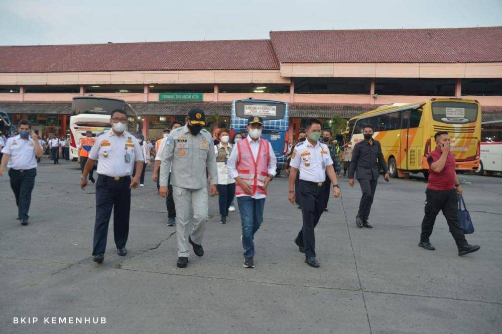 Menhub Budi Karya Sumadi meninjau Terminal Kampung Rambutan mengecek kesiapan mudik Lebaran (IDN Times/IIstimewa)