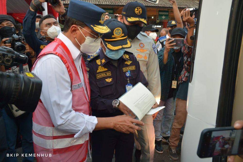 Menhub Budi Karya Sumadi meninjau Terminal Kampung Rambutan mengecek kesiapan mudik Lebaran (IDN Times/IIstimewa)
