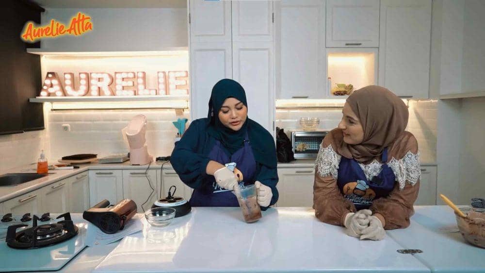 Aurel Hermansyah bikin dessert box bareng Najla (YouTube.com/Aurelie Atta/)