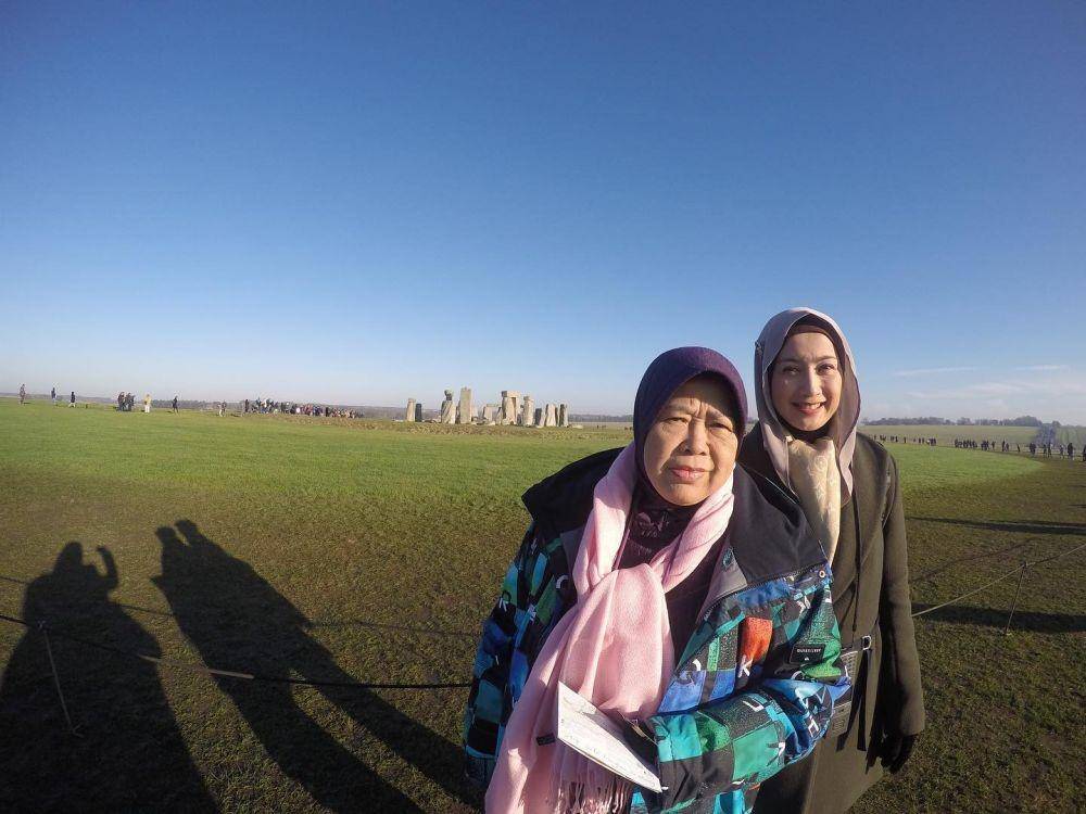 Desy Ratnasari dan ibu (Instagram.com/desyratnasariterdepan/)
