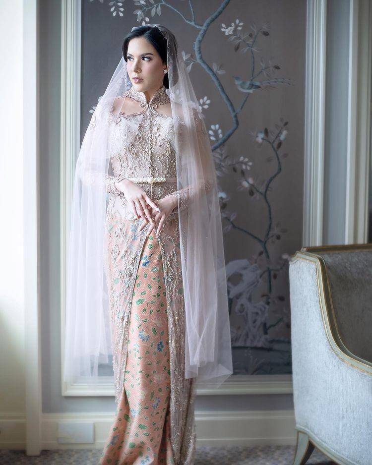 kebaya Sally Adelia (Photo by myelstudios via instagram.com/sallyadelia)