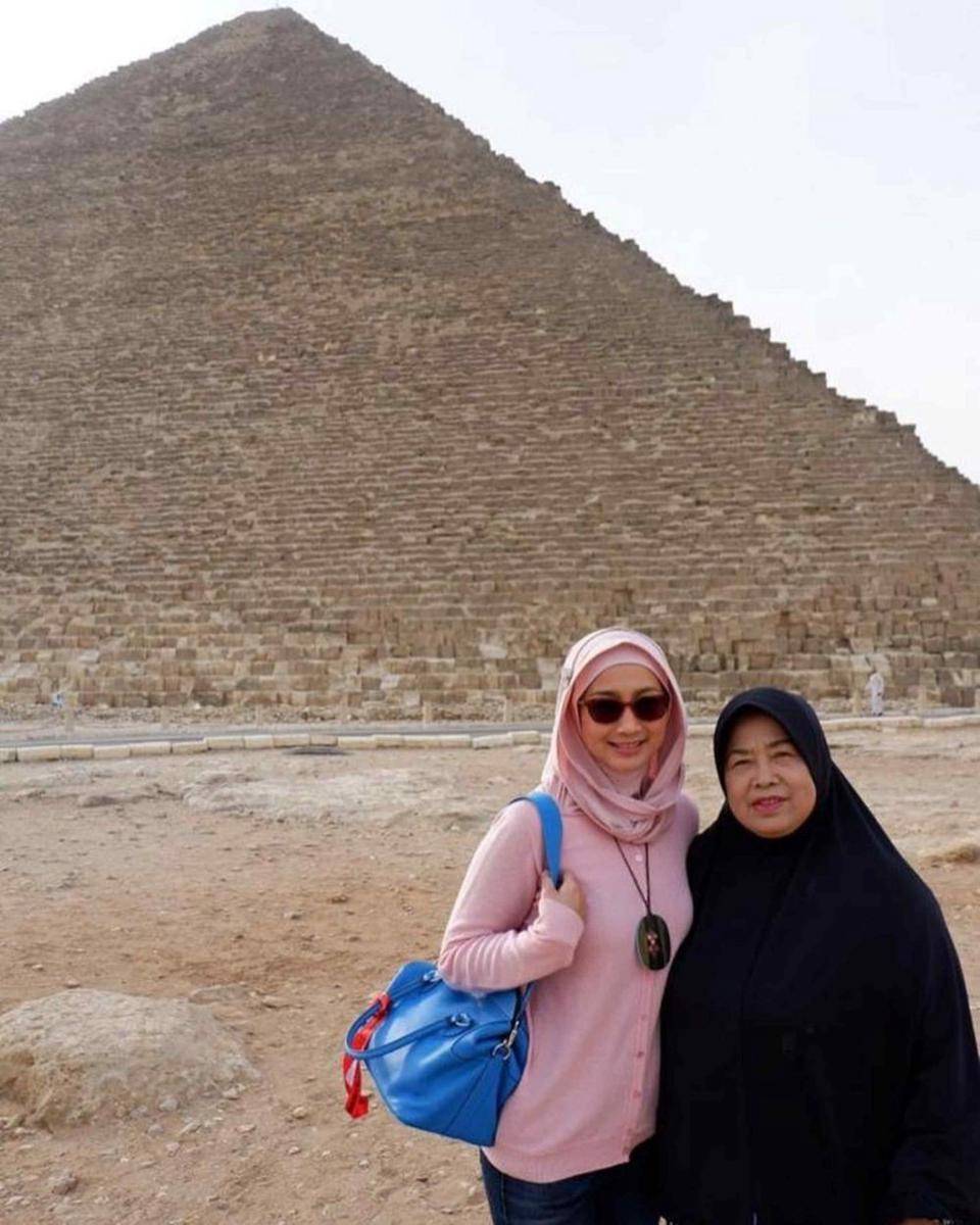 Desy Ratnasari dan ibu (Instagram.com/desyratnasariterdepan/)