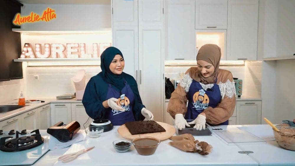 Aurel Hermansyah bikin dessert box bareng Najla (YouTube.com/Aurelie Atta/)