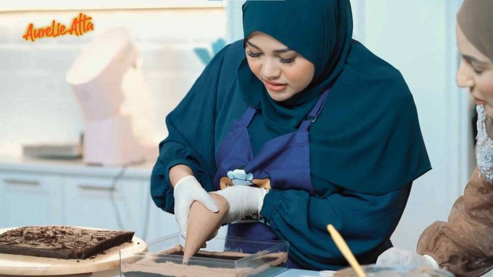 Aurel Hermansyah bikin dessert box bareng Najla (YouTube.com/Aurelie Atta/)