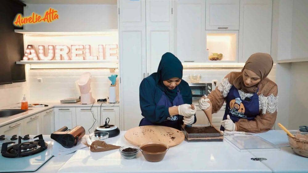 Aurel Hermansyah bikin dessert box bareng Najla (YouTube.com/Aurelie Atta/)