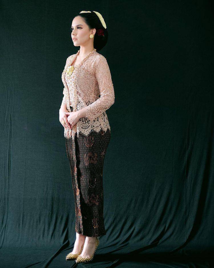 kebaya Sally Adelia (Photo by bhutonggg dan ephemere.film via instagram.com/sallyadelia)
