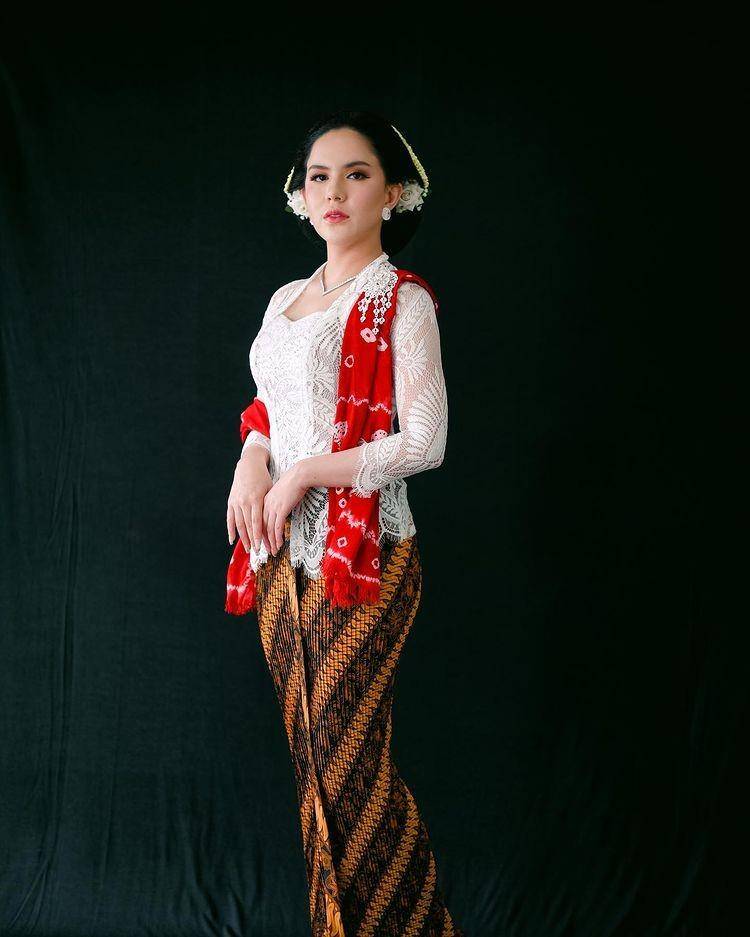 kebaya Sally Adelia (Photo by bhutonggg dan ephemere.film via instagram.com/sallyadelia)