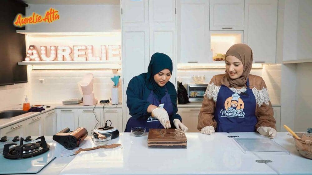 Aurel Hermansyah bikin dessert box bareng Najla (YouTube.com/Aurelie Atta/)