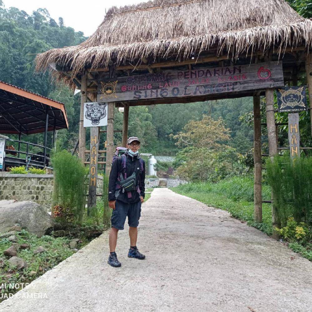 Gerbang pendakian Gunung Lawu via Singolangu. (instagram.com/uki_sepatu)