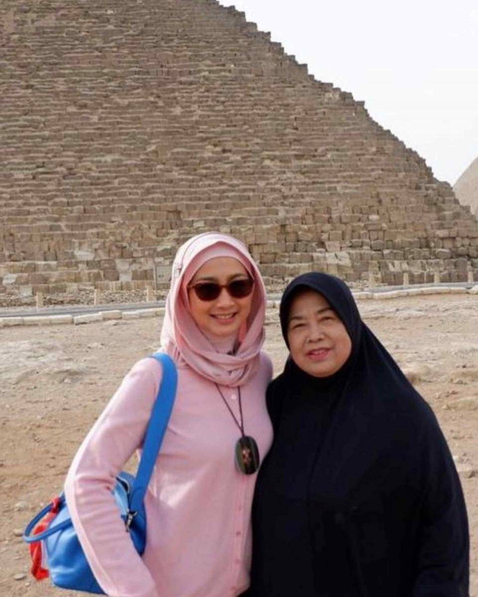 Desy Ratnasari dan ibu (Instagram.com/desyratnasariterdepan/)
