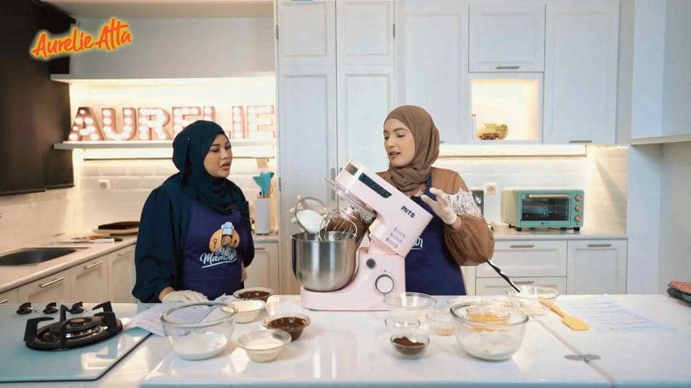 Aurel Hermansyah bikin dessert box bareng Najla (YouTube.com/Aurelie Atta/)