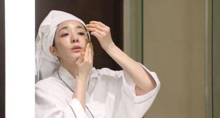 Tutorial skincare rutin malam ala Sandara Park (Dok. DARA TV via Youtube.com)