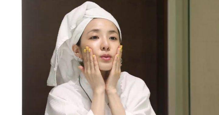 Tutorial skincare rutin malam ala Sandara Park (Dok. DARA TV via Youtube.com)