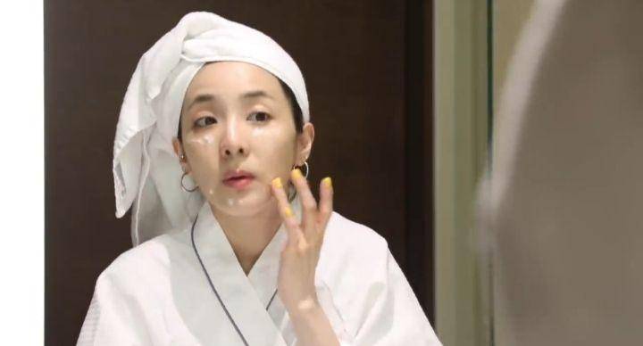 Tutorial skincare rutin malam ala Sandara Park (Dok. DARA TV via Youtube.com)