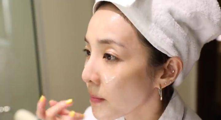 Tutorial skincare rutin malam ala Sandara Park (Dok. DARA TV via Youtube.com)