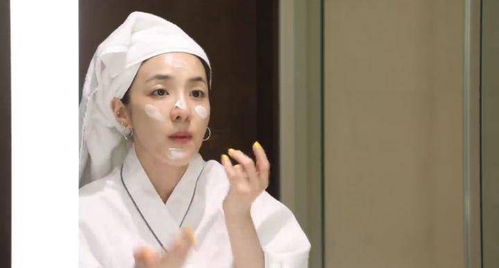 Tutorial skincare rutin malam ala Sandara Park (Dok. DARA TV via Youtube.com)