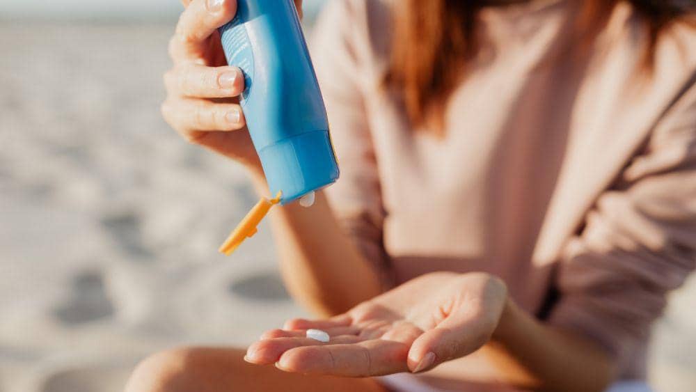 ilustrasi memakai sunscreen (pexels.com/Karolina Grabowska)
