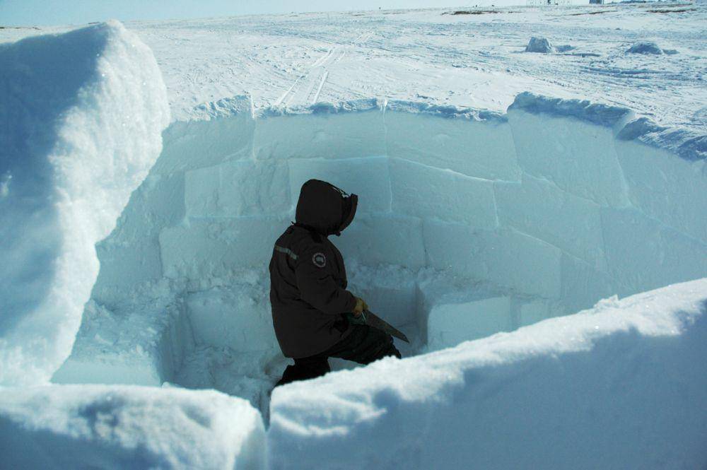 foto seseorang membangun iglo (dok. Watchers of the North)