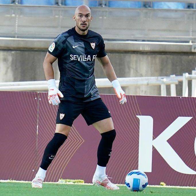 Marko Dmitrovic saat membela Sevilla di LaLiga. (instagram.com/the_mitrovic1)