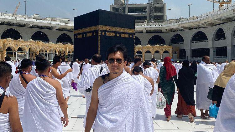 10 Potret Artis Jalankan Umrah di Bulan Ramadan, Religius Abis