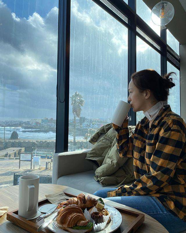 Park Hye Na dibalik layar drama Our Blues (instagram.com/nana820711)