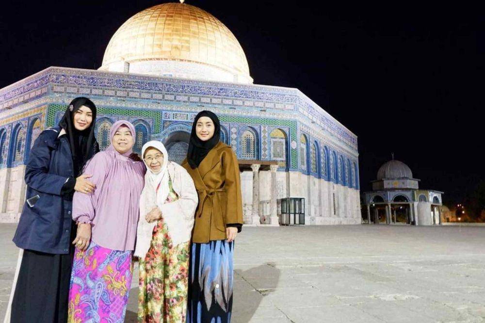 Desy Ratnasari dan ibu (Instagram.com/desyratnasariterdepan/)