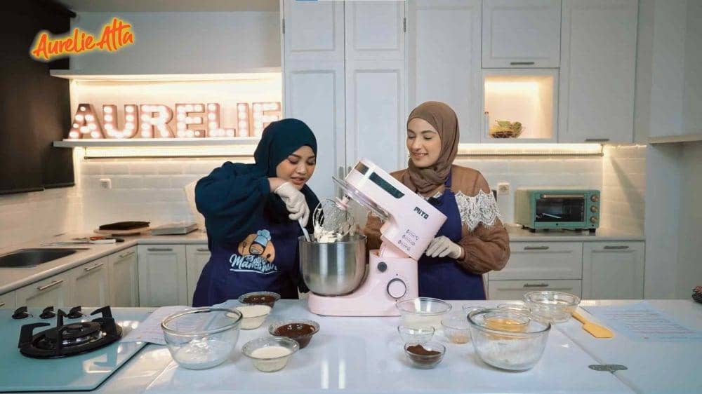 Aurel Hermansyah bikin dessert box bareng Najla (YouTube.com/Aurelie Atta/)