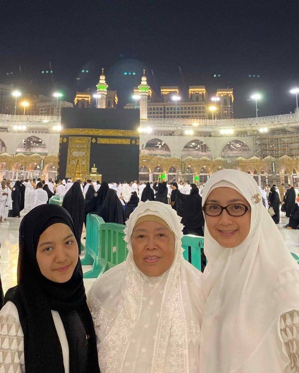 Desy Ratnasari dan ibu (Instagram.com/desyratnasariterdepan/)
