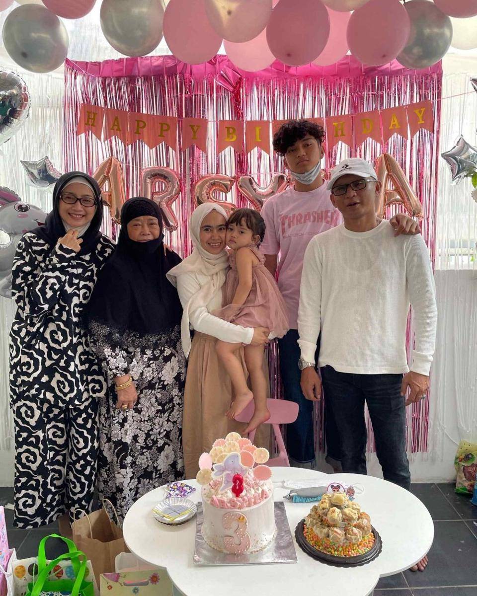 Desy Ratnasari dan ibu (Instagram.com/desyratnasariterdepan/)