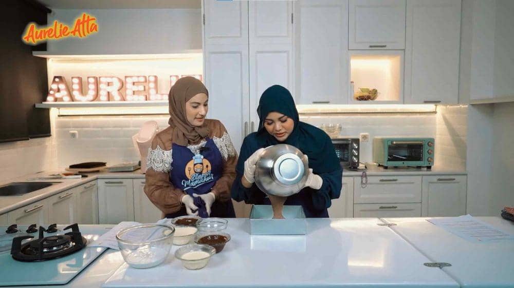 Aurel Hermansyah bikin dessert box bareng Najla (YouTube.com/Aurelie Atta/)