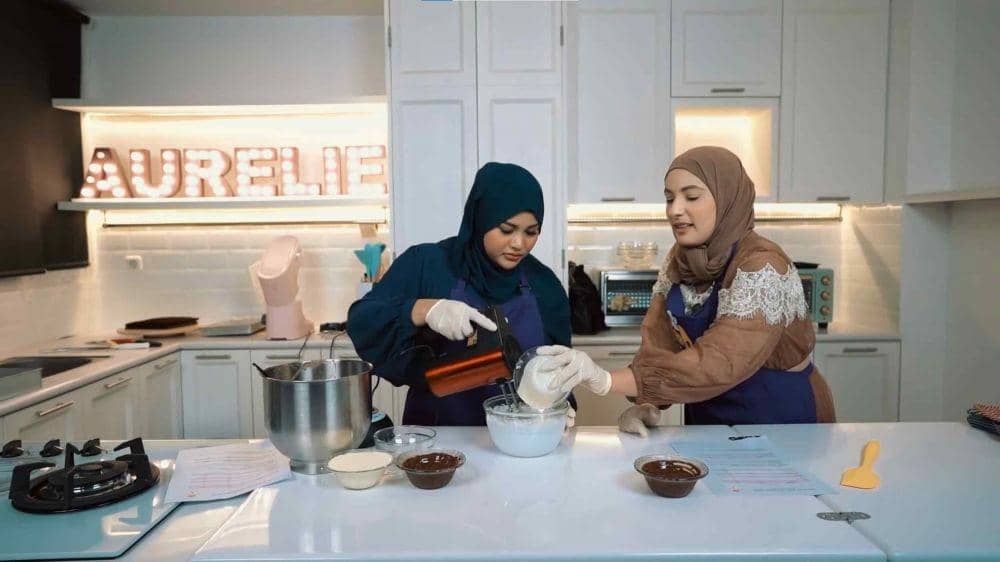 Aurel Hermansyah bikin dessert box bareng Najla (YouTube.com/Aurelie Atta/)