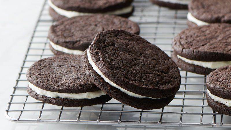 ilustrasi dark chocolate sandwich cookies (www.tablespoon.com)