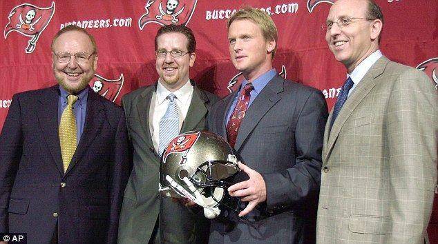 Keluarga Glazer bersama Jon Gruden saat menghadiri acara Super Bowl 2002 (dailymail.co.uk)