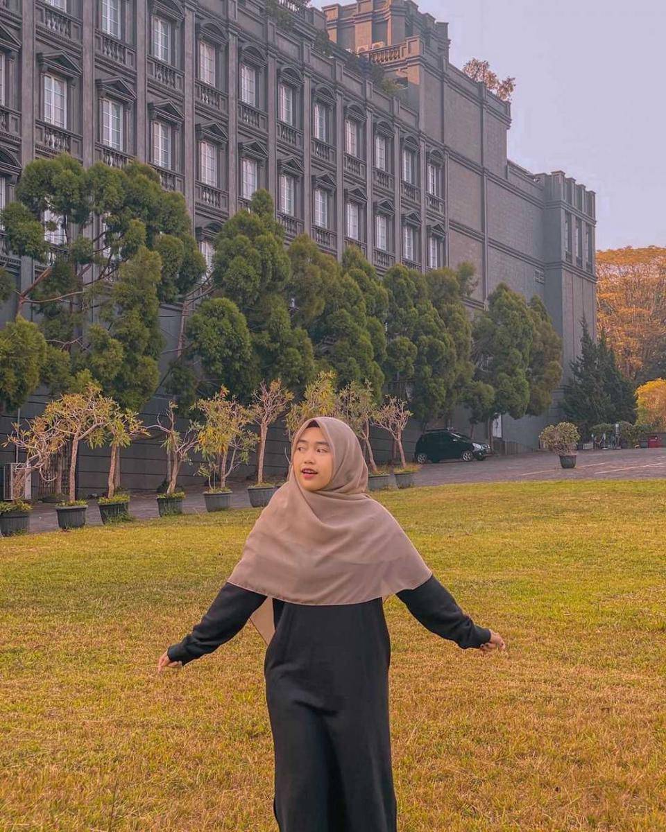 Cacil dengan outfit simpel (Instagram.com/ca._.cil)