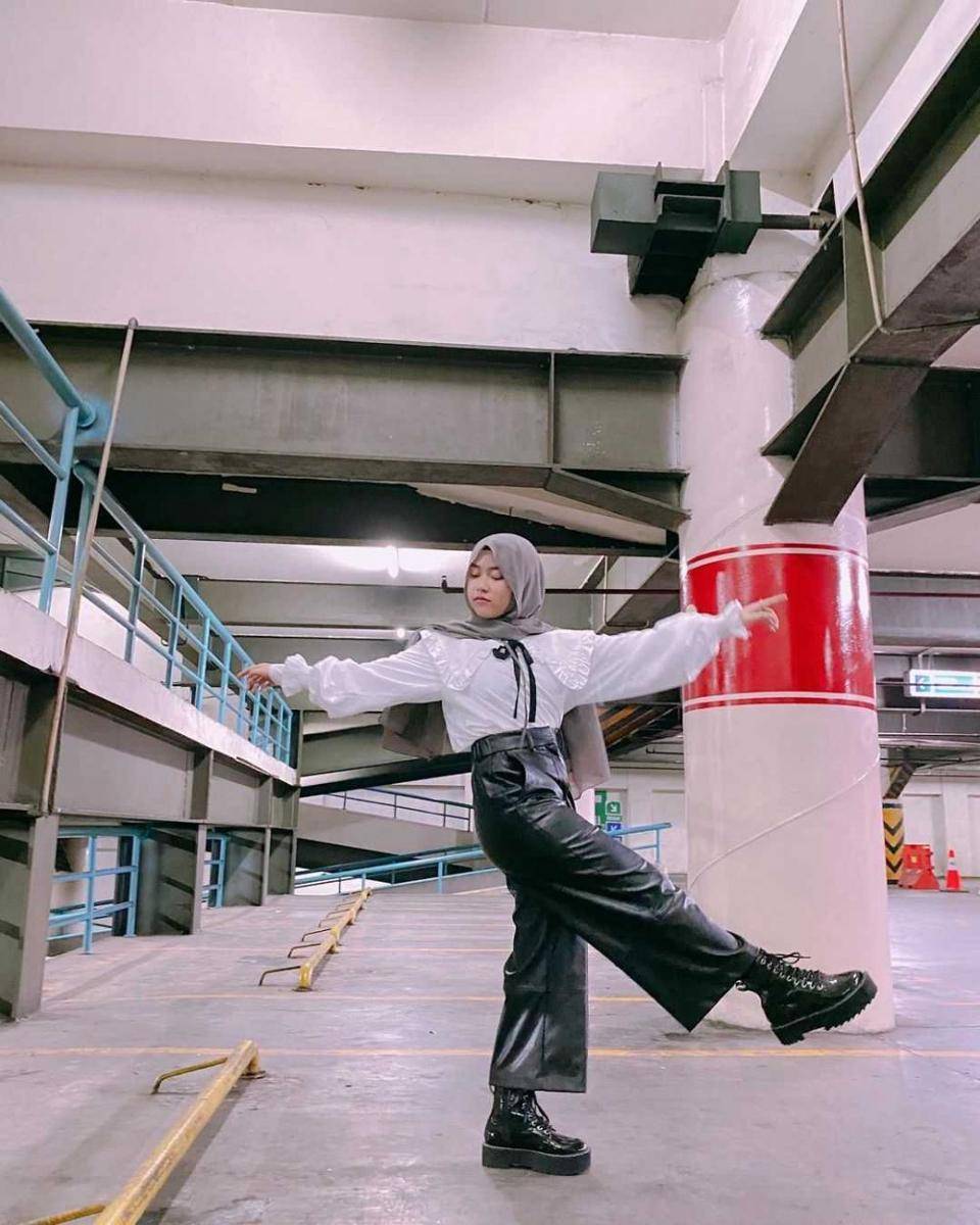 Cacil berpose keren di basement (Instagram.com/ca._.cil)