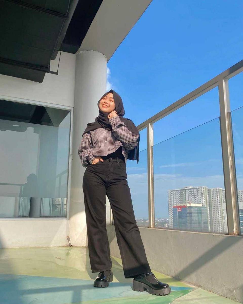 Outfit hitam Cacil yang manis (Instagram.com/ca._.cil)