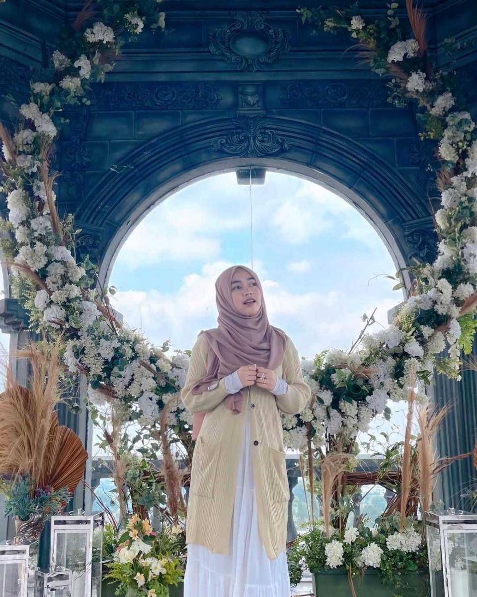 Cacil dengan gamis cerah (Instagram.com/ca._.cil)