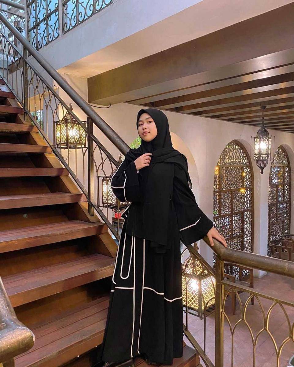 Cacil dengan setelan hitam (Instagram.com/ca._.cil)