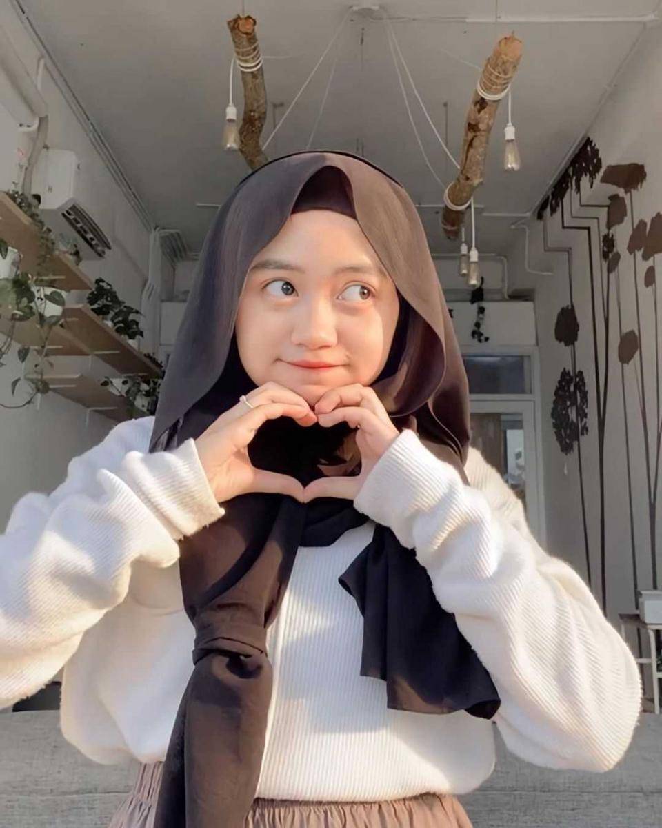 Gaya pashmina Cacil yang unik (Instagram.com/ca._.cil)