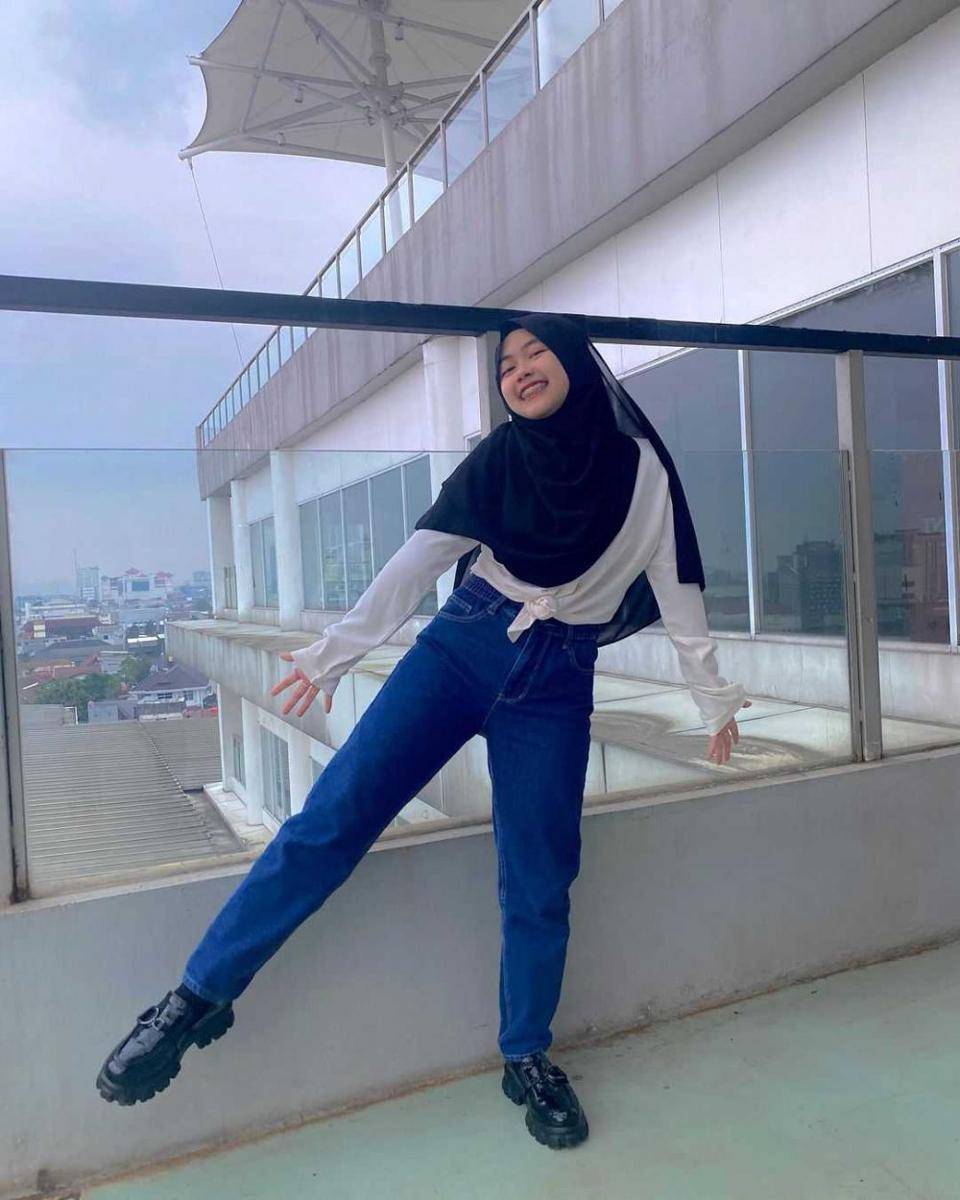 Cacil dengan jeans yang kece (Instagram.com/ca._.cil)