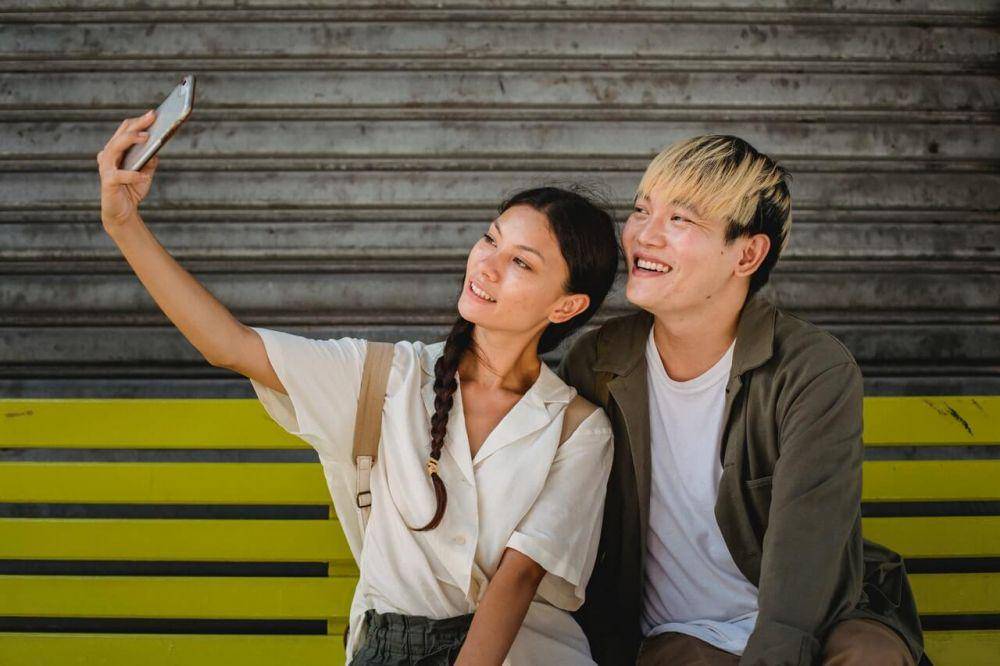 Ilustrasi pasangan selfie (pexels.com/Samson Katt)