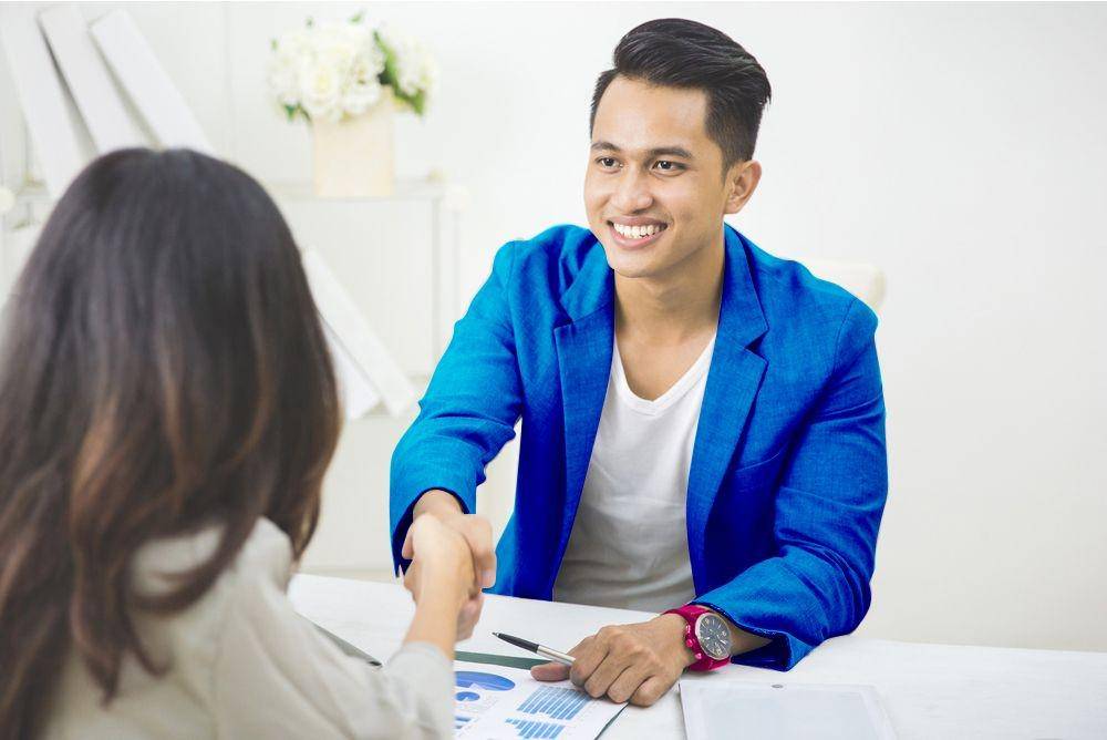 Seorang pria sedang menjalani interview kerja (Shutterstock.com/Odua Images)